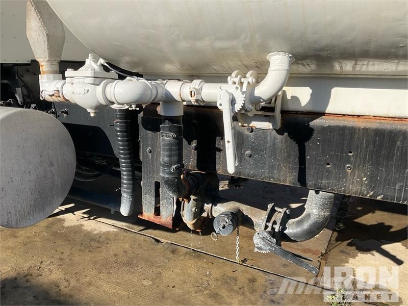 CAT CT660S صهاريج مياه