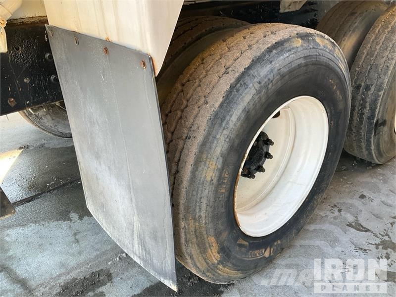 CAT CT660S صهاريج مياه