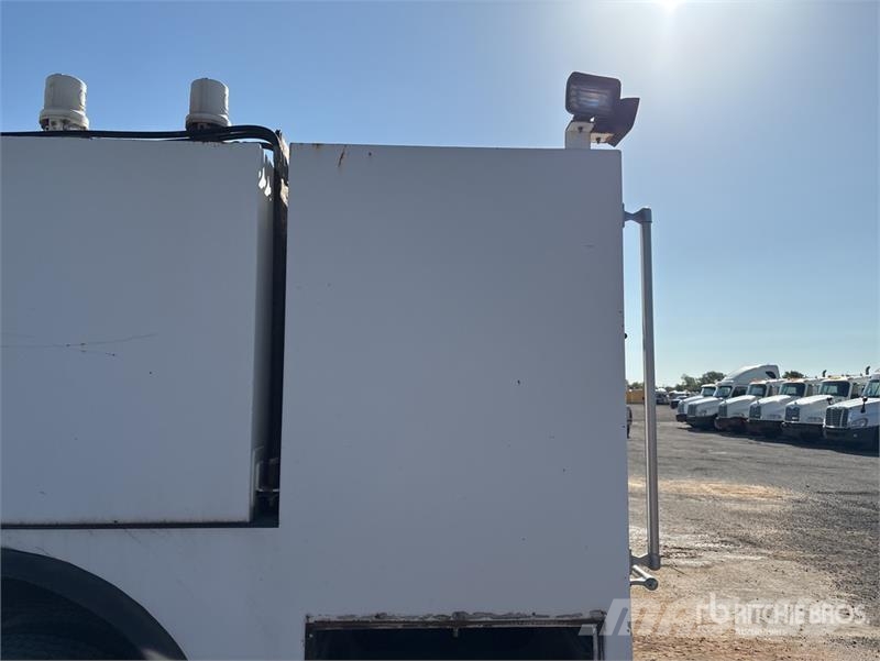 CAT CT660S 2000 gal 6x4 Fuel and Lube Truck (Inoperabl Camiões-cisterna