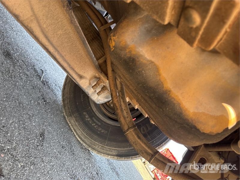 CAT CT660S 2000 gal 6x4 Fuel and Lube Truck (Inoperabl Camiões-cisterna