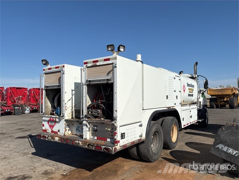 CAT CT660S 2000 gal 6x4 Fuel and Lube Truck (Inoperabl Camiões-cisterna