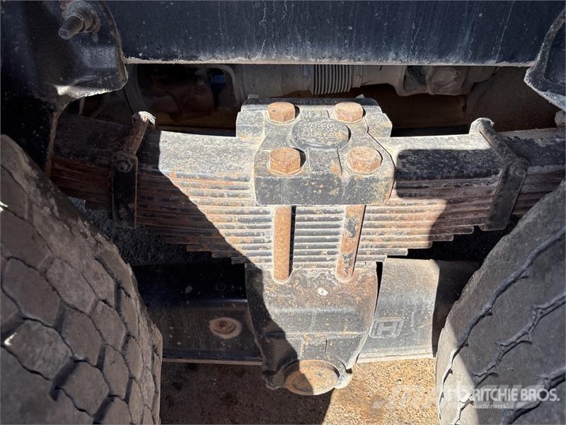 CAT CT660S 2000 gal 6x4 Fuel and Lube Truck (Inoperabl Camiões-cisterna