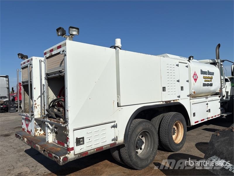 CAT CT660S 2000 gal 6x4 Fuel and Lube Truck (Inoperabl Camiões-cisterna