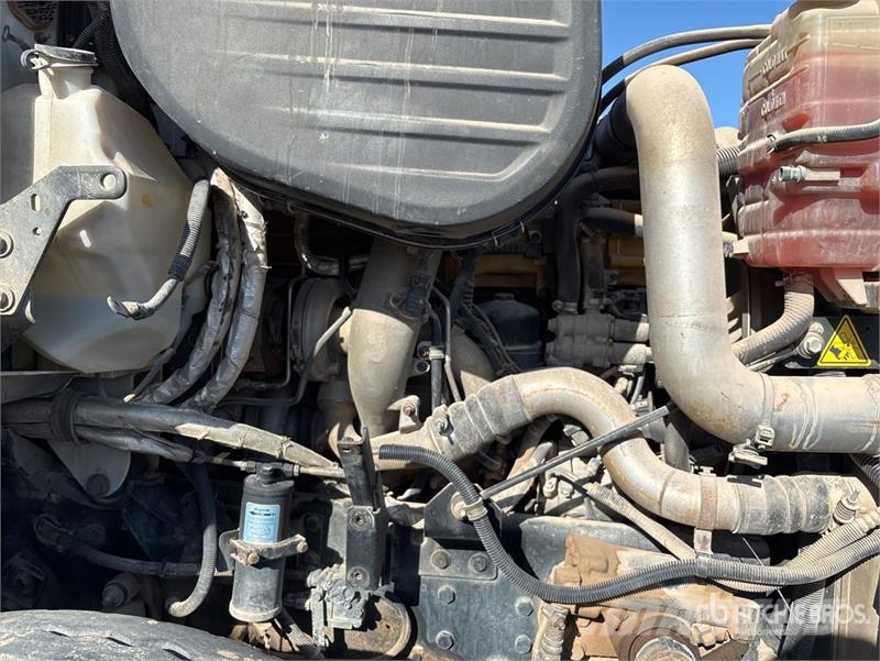 CAT CT660S 2000 gal 6x4 Fuel and Lube Truck (Inoperabl Camiões-cisterna