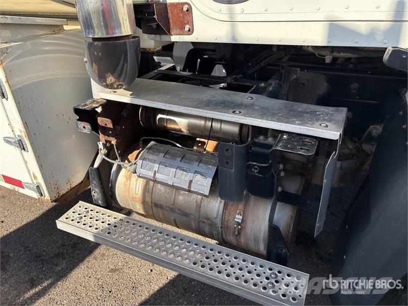 CAT CT660S 2000 gal 6x4 Fuel and Lube Truck (Inoperabl Camiões-cisterna