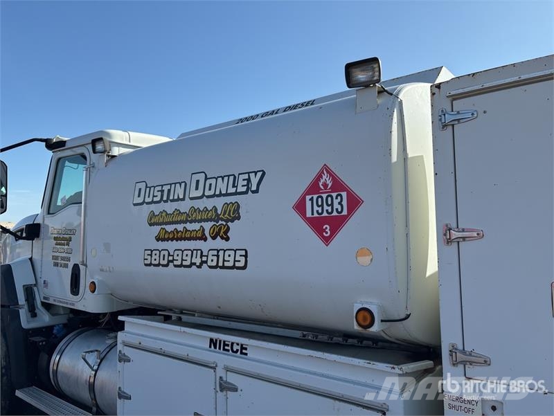 CAT CT660S 2000 gal 6x4 Fuel and Lube Truck (Inoperabl Camiões-cisterna