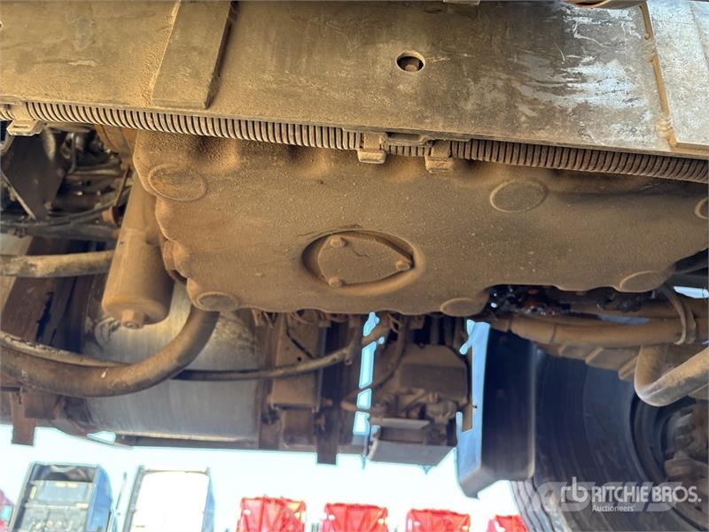 CAT CT660S 2000 gal 6x4 Fuel and Lube Truck (Inoperabl Camiões-cisterna