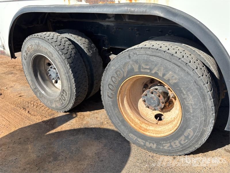 CAT CT660S 2000 gal 6x4 Fuel and Lube Truck (Inoperabl Camiões-cisterna