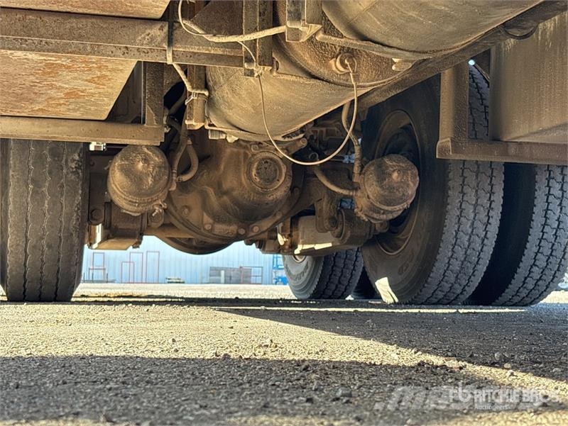 CAT CT660S 2000 gal 6x4 Fuel and Lube Truck (Inoperabl Camiões-cisterna