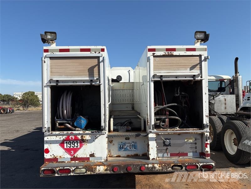 CAT CT660S 2000 gal 6x4 Fuel and Lube Truck (Inoperabl Camiões-cisterna