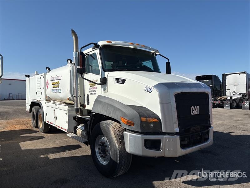 CAT CT660S 2000 gal 6x4 Fuel and Lube Truck (Inoperabl Camiões-cisterna