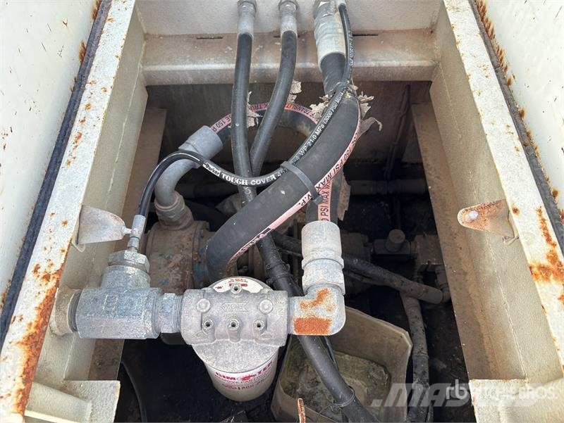 CAT CT660S 2000 gal 6x4 Fuel and Lube Truck (Inoperabl Camiões-cisterna