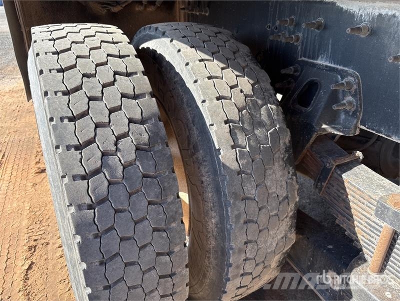 CAT CT660S 2000 gal 6x4 Fuel and Lube Truck (Inoperabl Camiões-cisterna