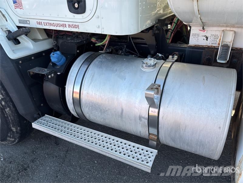 CAT CT660S 2000 gal 6x4 Fuel and Lube Truck (Inoperabl Camiões-cisterna