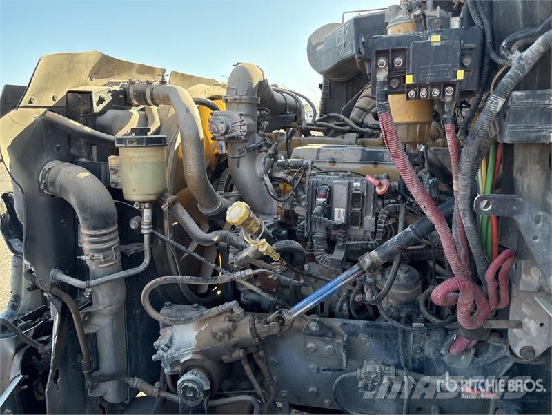 CAT CT660S 2000 gal 6x4 Fuel and Lube Truck (Inoperabl Camiões-cisterna