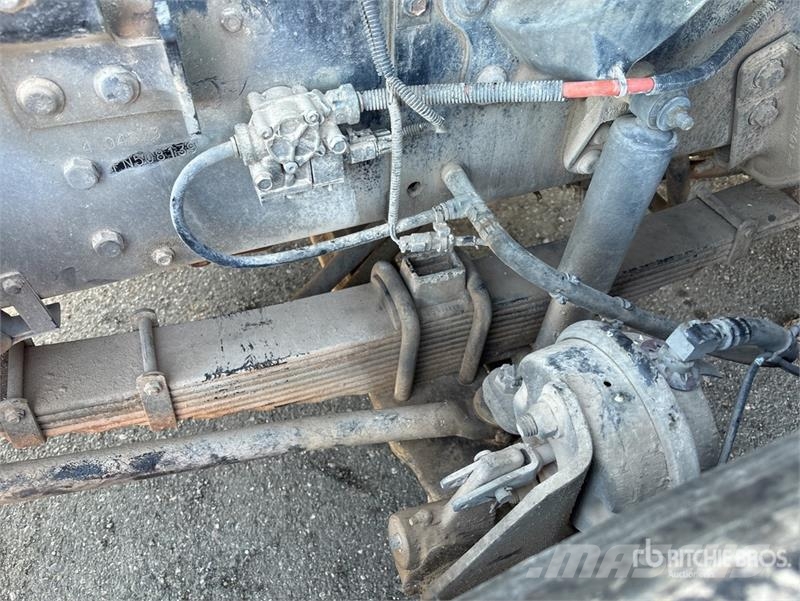 CAT CT660S 2000 gal 6x4 Fuel and Lube Truck (Inoperabl Camiões-cisterna