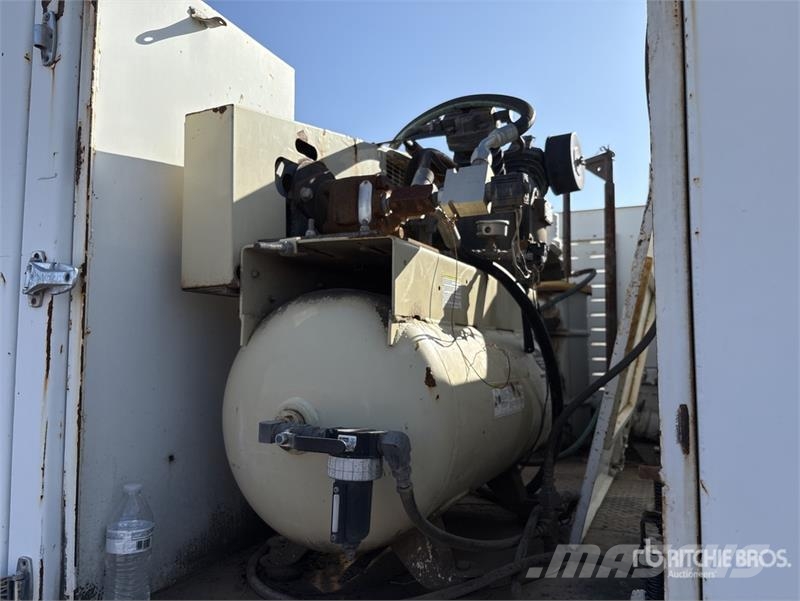 CAT CT660S 2000 gal 6x4 Fuel and Lube Truck (Inoperabl Camiões-cisterna