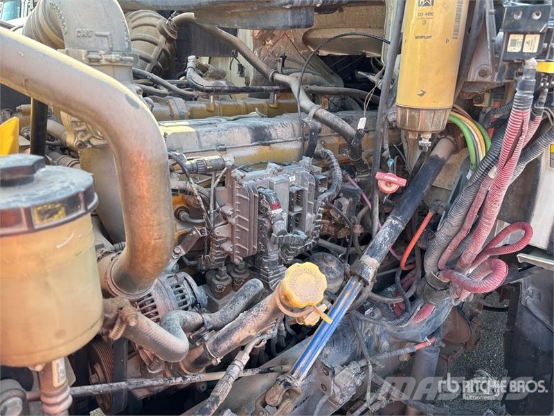 CAT CT660S 2000 gal 6x4 Fuel and Lube Truck (Inoperabl Camiões-cisterna