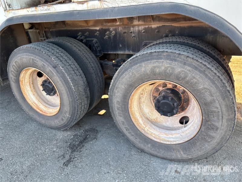 CAT CT660S 2000 gal 6x4 Fuel and Lube Truck (Inoperabl Camiões-cisterna