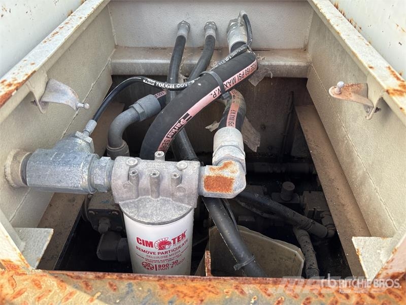 CAT CT660S 2000 gal 6x4 Fuel and Lube Truck (Inoperabl Camiões-cisterna