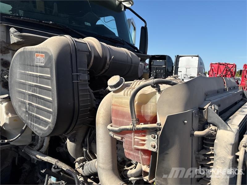 CAT CT660S 2000 gal 6x4 Fuel and Lube Truck (Inoperabl Camiões-cisterna