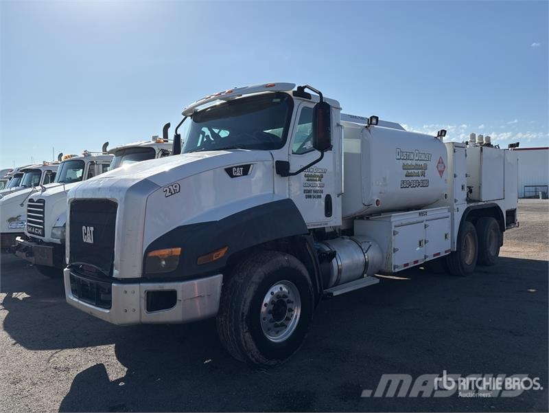 CAT CT660S 2000 gal 6x4 Fuel and Lube Truck (Inoperabl Camiões-cisterna