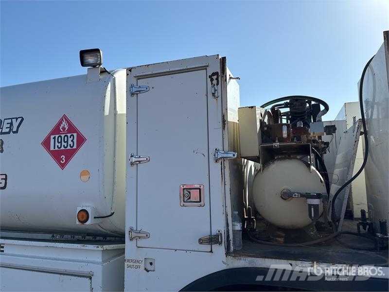 CAT CT660S 2000 gal 6x4 Fuel and Lube Truck (Inoperabl Camiões-cisterna