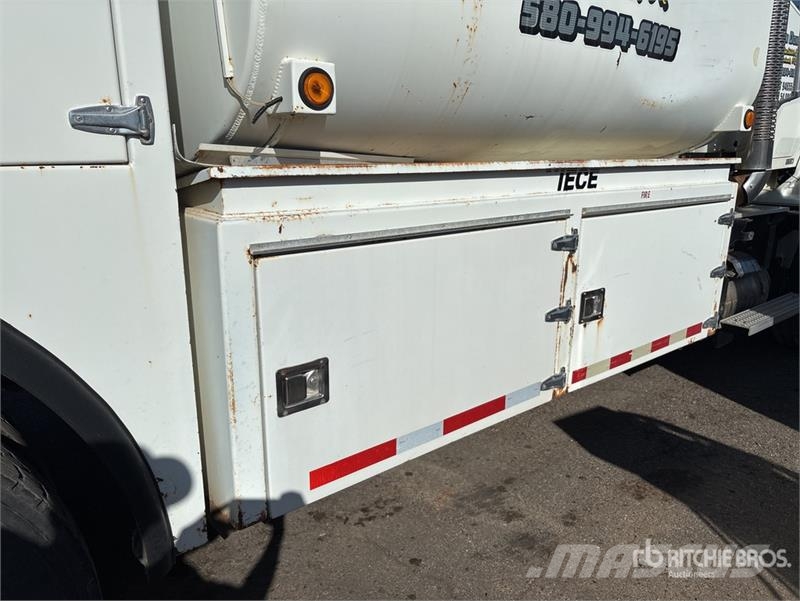 CAT CT660S 6x4 Fuel and Lube Truck (Inoperable) Kamioni cisterne