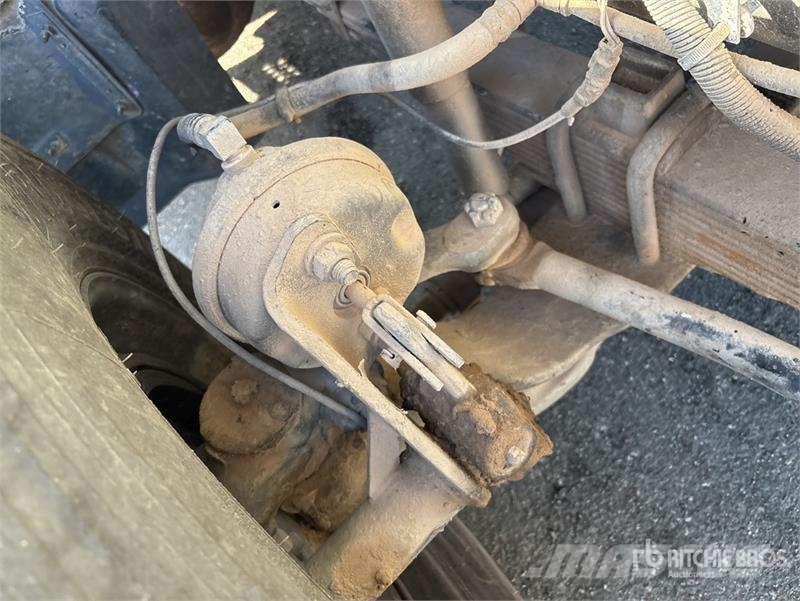 CAT CT660S 6x4 Fuel and Lube Truck (Inoperable) Kamioni cisterne