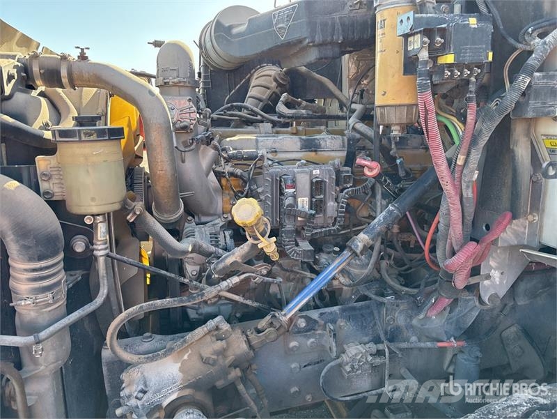CAT CT660S 6x4 Fuel and Lube Truck (Inoperable) Kamioni cisterne
