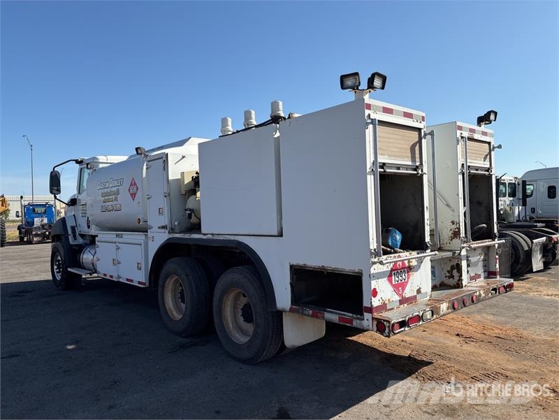 CAT CT660S 6x4 Fuel and Lube Truck (Inoperable) Kamioni cisterne