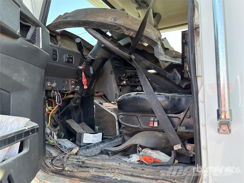 CAT CT660S 6x4 Fuel and Lube Truck (Inoperable) Kamioni cisterne