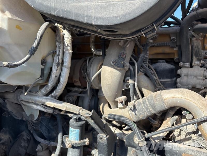 CAT CT660S 6x4 Fuel and Lube Truck (Inoperable) Kamioni cisterne