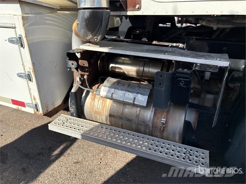 CAT CT660S 6x4 Fuel and Lube Truck (Inoperable) Kamioni cisterne