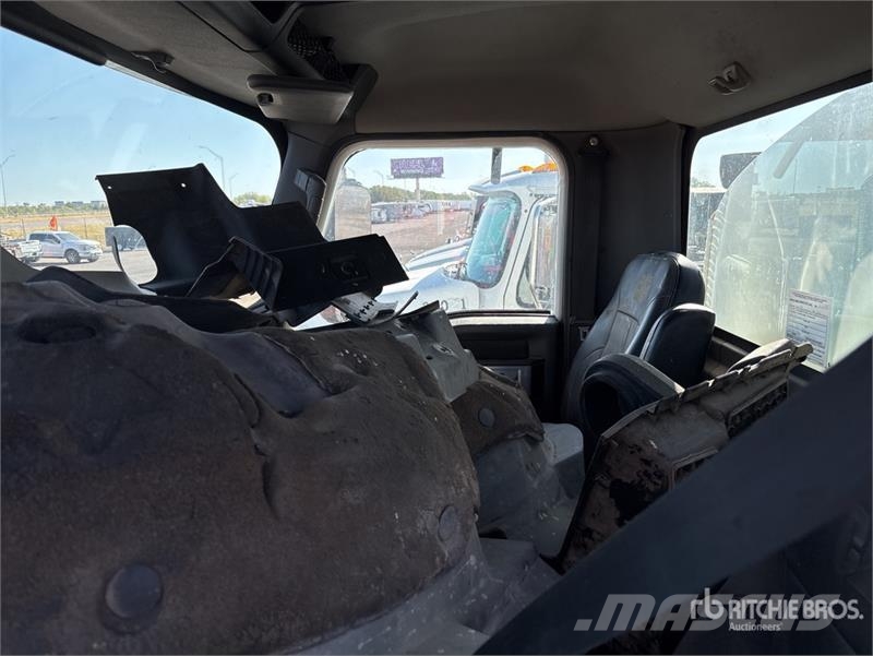 CAT CT660S 6x4 Fuel and Lube Truck (Inoperable) Kamioni cisterne