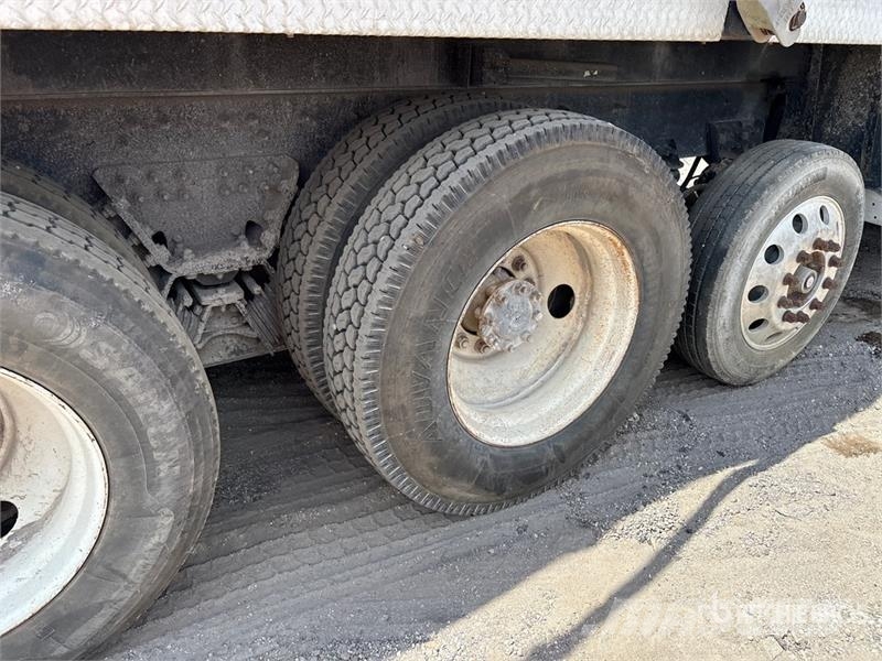 CAT CT66S 8x4 Tri/A Dump Truck (Inoperable) Camion benne