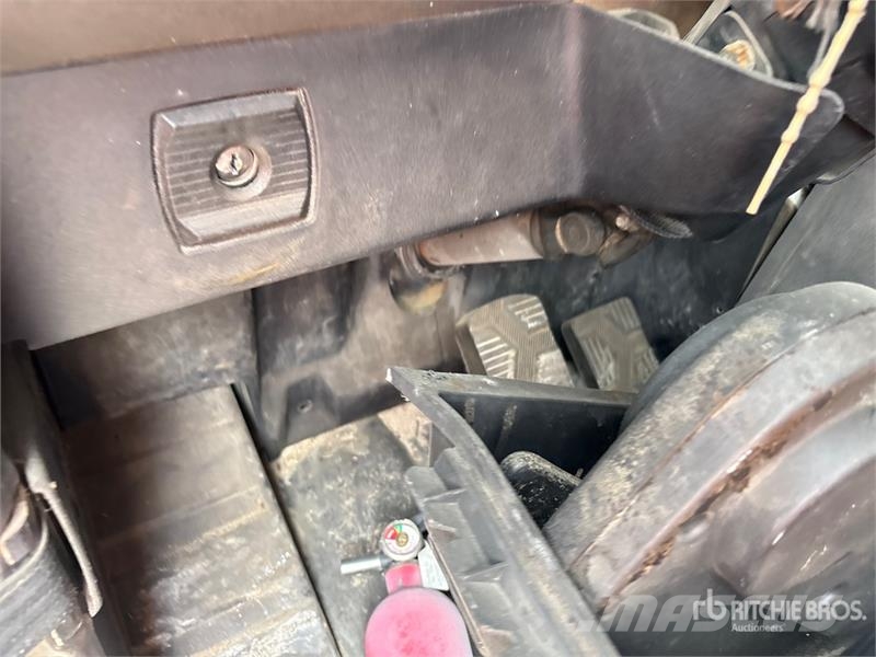 CAT CT66S 8x4 Tri/A Dump Truck (Inoperable) Camion benne