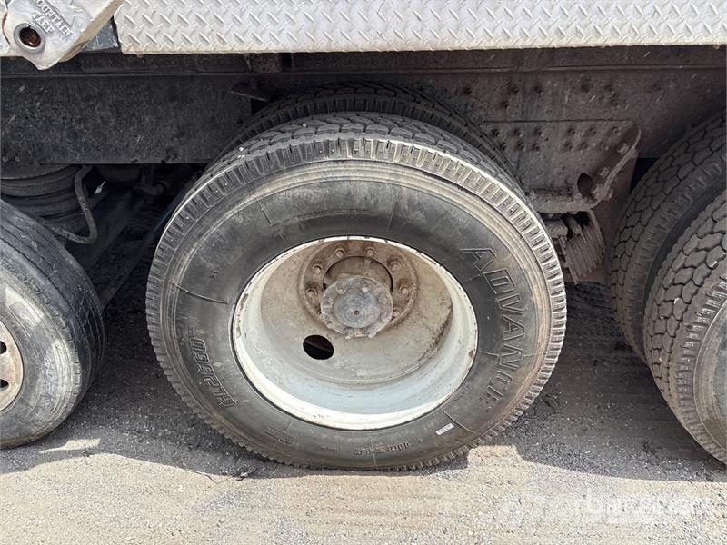 CAT CT66S 8x4 Tri/A Dump Truck (Inoperable) Camion benne