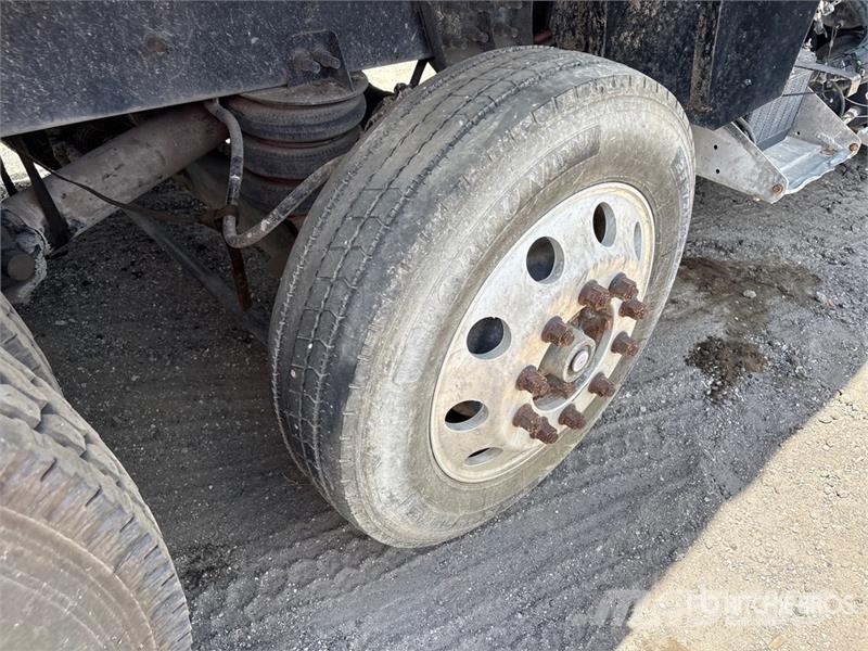CAT CT66S 8x4 Tri/A Dump Truck (Inoperable) Camion benne