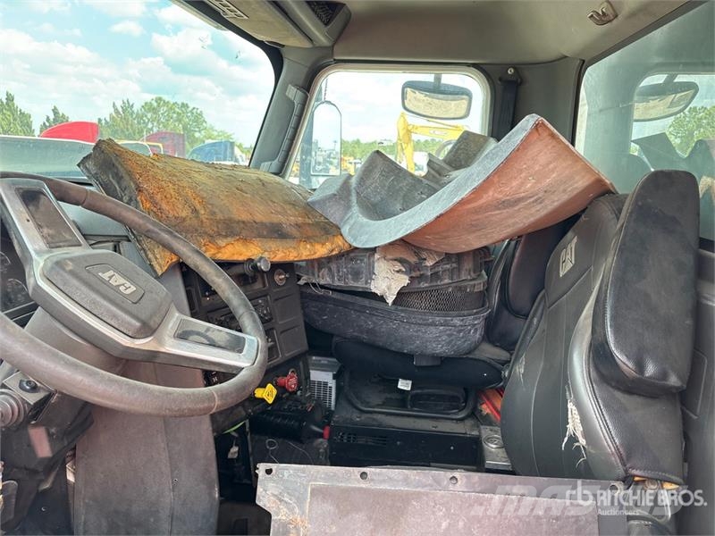 CAT CT66S 8x4 Tri/A Dump Truck (Inoperable) Camion benne