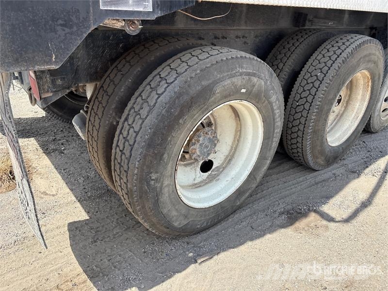 CAT CT66S 8x4 Tri/A Dump Truck (Inoperable) Camion benne