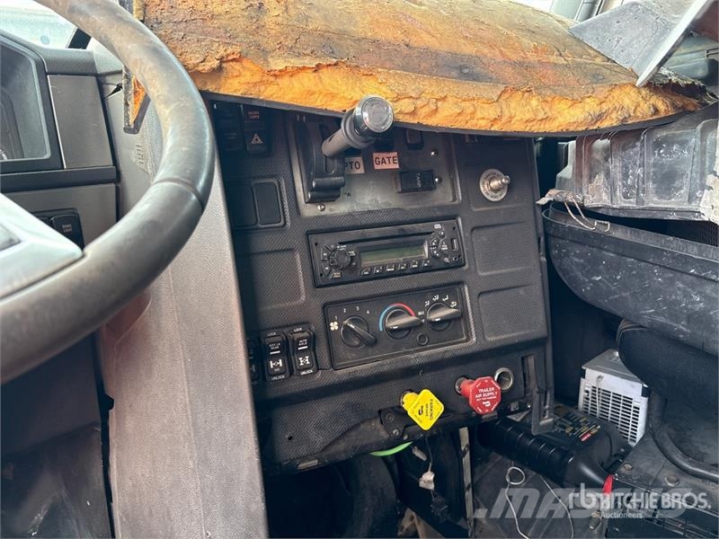 CAT CT66S 8x4 Tri/A Dump Truck (Inoperable) Camion benne