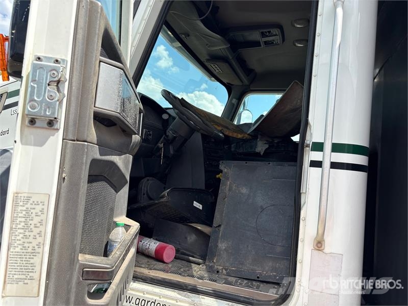 CAT CT66S 8x4 Tri/A Dump Truck (Inoperable) Camion benne