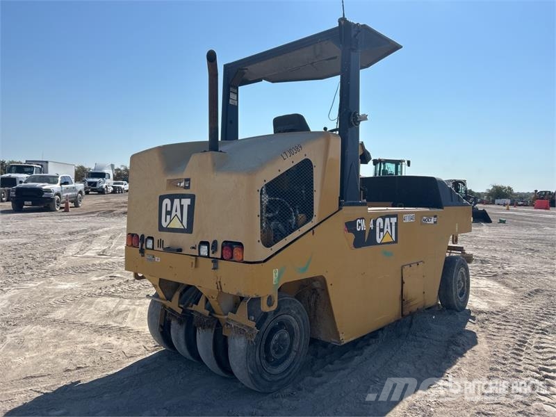 CAT CW14 9 Wheel Pneumatic Roller Pneumatikové valce
