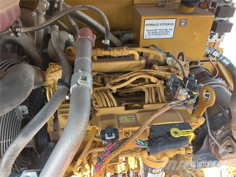 CAT CW14 9 Wheel Pneumatic Roller Pneumatikové valce