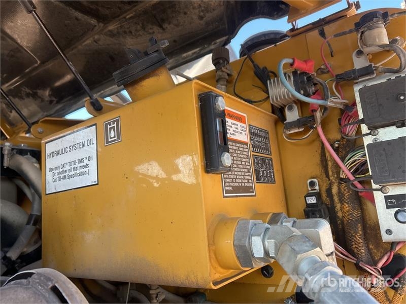 CAT CW14 9 Wheel Pneumatic Roller Pneumatikové valce