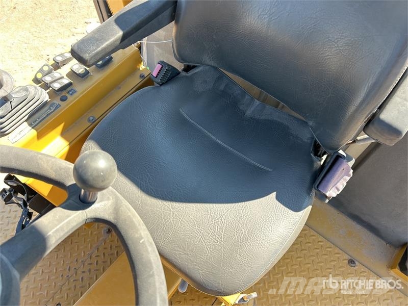 CAT CW14 9 Wheel Pneumatic Roller Pneumatikové valce