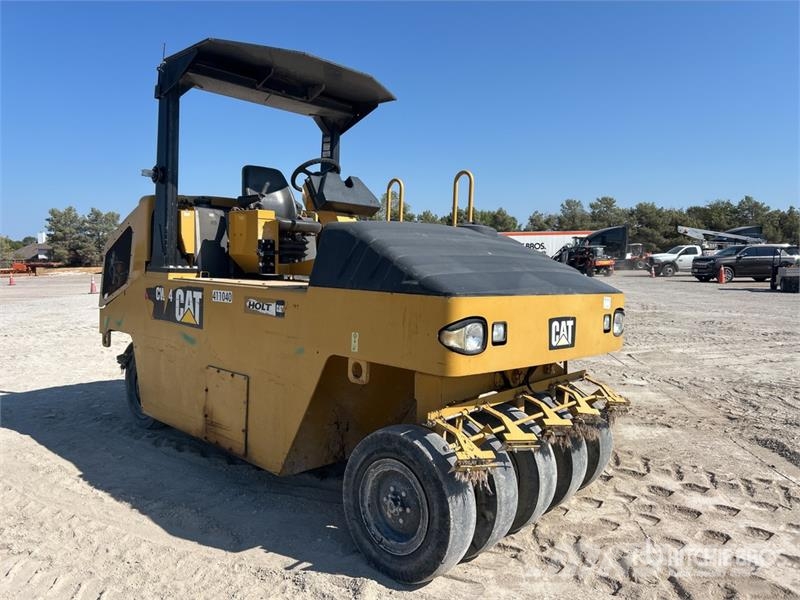 CAT CW14 9 Wheel Pneumatic Roller Pneumatikové valce