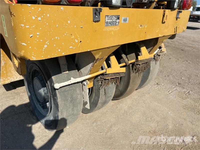 CAT CW14 9 Wheel Pneumatic Roller Pneumatikové valce