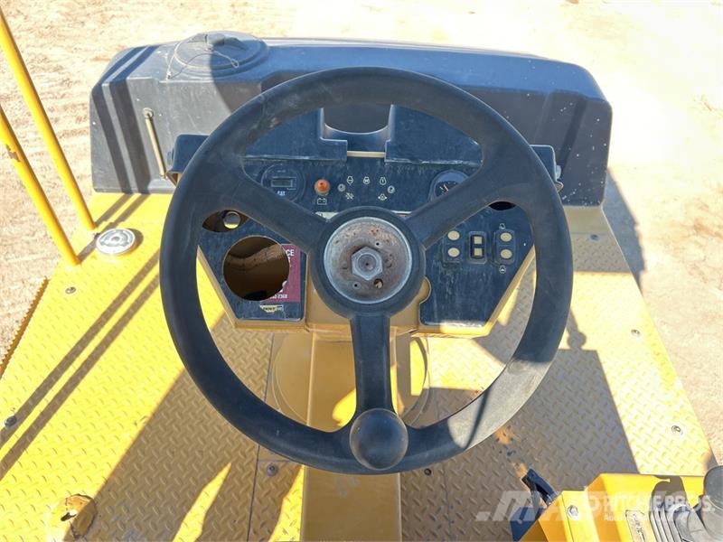 CAT CW14 9 Wheel Pneumatic Roller Pneumatikové valce